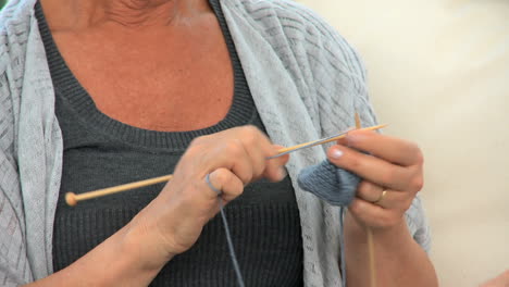 Senior-woman-knitting-very-fast
