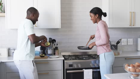 Una-Pareja-Diversa-Prepara-El-Desayuno-En-Una-Cocina-Moderna