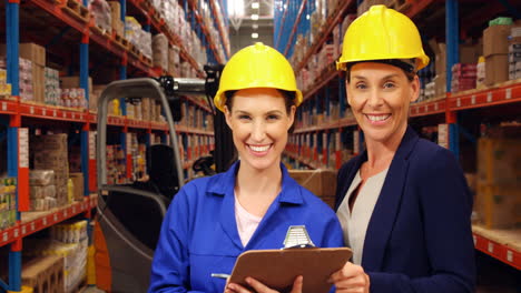 Warehouse-worker-holding-a-clipboard