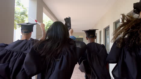 Los-Graduados-Celebran-Su-éxito-En-La-Escuela-Secundaria.