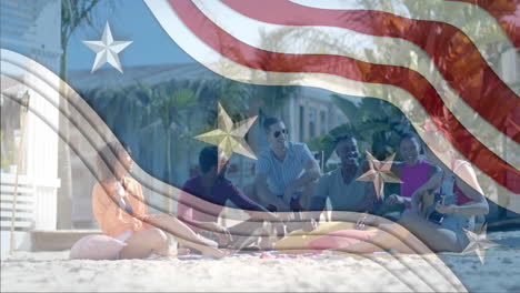 Animation-Von-Elementen-Der-Amerikanischen-Flagge-über-Fröhlichen,-Unterschiedlichen-Freunden,-Die-Am-Sonnigen-Strand-Abhängen