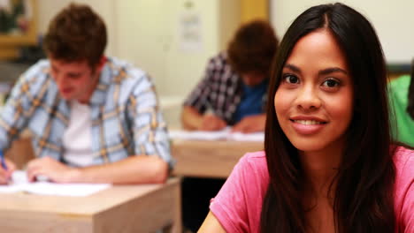 Schülerin-Lächelt-In-Die-Kamera-Im-Klassenzimmer