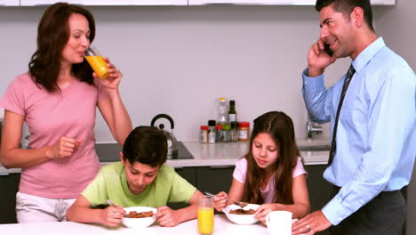 Familia-Desayunando-Juntos-En-La-Cocina