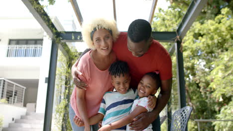 Familie-Eines-Afroamerikanischen-Vaters-Umarmt-Eine-Junge-Biracial-Mutter-Und-Zwei-Fröhliche-Kinder