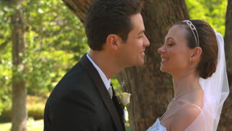 Newlyweds-kissing-in-the-park