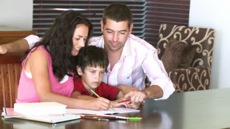 Eltern-Helfen-Ihrem-Sohn-Bei-Den-Hausaufgaben