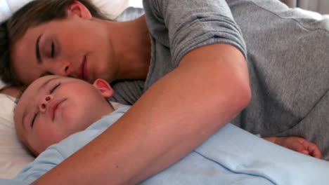 Baby-Junge-Schläft-Im-Bett-Mit-Seiner-Mutter