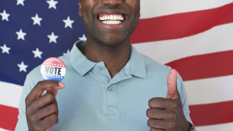 Un-Alegre-Afroamericano-Muestra-Una-Insignia-De-Votantes