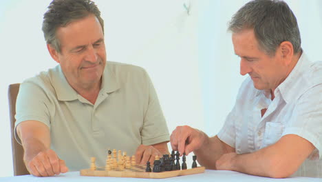 Pensionierte-Freunde-Die-Schach-Spielen