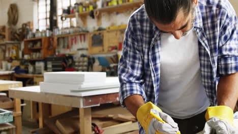 Porträt-Eines-Konzentrierten-Tischlers-Bei-Der-Arbeit