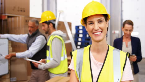 Retrato-De-Un-Trabajador-De-Almacén