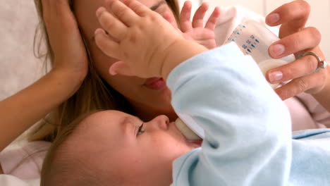 Baby-Bekommt-Flasche-Gefüttert,-Mutter-Liegt-Im-Bett