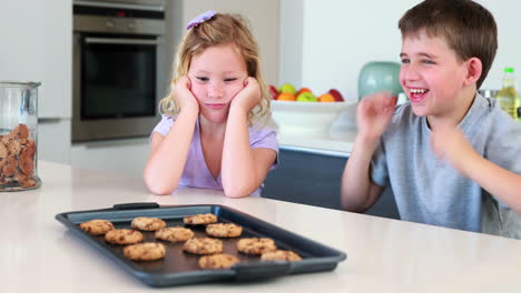 Hermanos-Esperando-Que-Las-Galletas-Calientes-Se-Enfríen