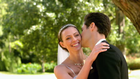 Felices-Recién-Casados-En-El-Parque