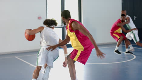 Eine-Gruppe-Von-Freunden-Spielt-Basketball-In-Einer-Halle
