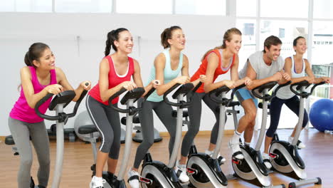 Spinning-class-in-fitness-studio