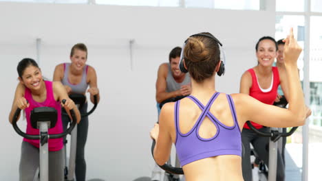 Clase-De-Spinning-En-Un-Gimnasio-Dirigida-Por-Un-Enérgico-Instructor