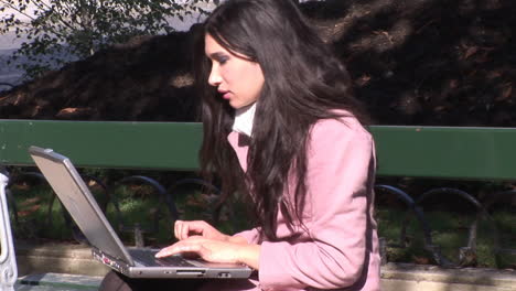Mujer-Hispana-En-La-Computadora-Portátil