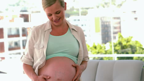 Mujer-Embarazada-Frotándose-El-Vientre