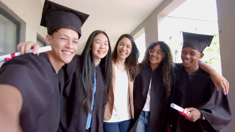 Grupo-Diverso-De-Estudiantes-Celebra-La-Graduación