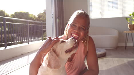 Una-Anciana-Afroamericana-Sosteniendo-Un-Plato-De-Comida-Para-Perros
