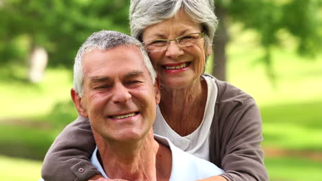 Afectuosa-Pareja-De-Ancianos-En-El-Parque-Abrazándose