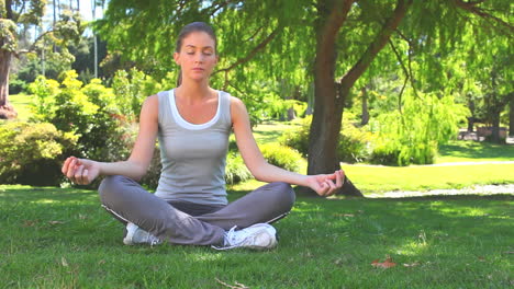 -Frau-Praktiziert-Yoga-Im-Lotussitz