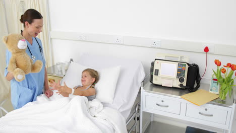 Enfermera-Tratando-De-Animar-A-Una-Niña-Enferma