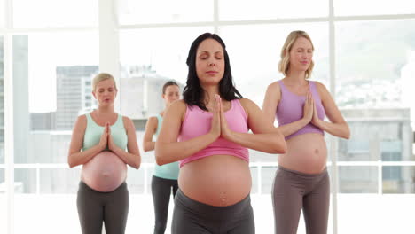 Schwangere-Machen-Yoga-Im-Fitnessstudio