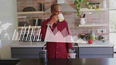 Animation-Der-Datenverarbeitung-über-Einem-älteren-Afroamerikaner,-Der-In-Der-Küche-Kaffee-Trinkt