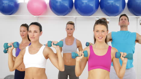 Aerobics-class-lifting-dumbbells-together