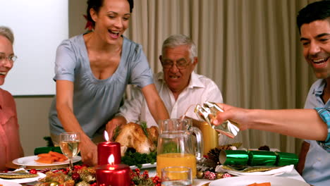 Familia-Cenando-Navidad-En-Casa