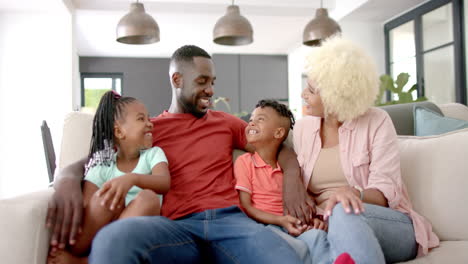 Afroamerikanische-Familie-Genießt-Einen-Fröhlichen-Moment-Auf-Der-Couch
