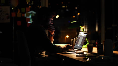 Casual-Geschäftsmann-Mit-Einem-Laptop-In-Der-Nacht-