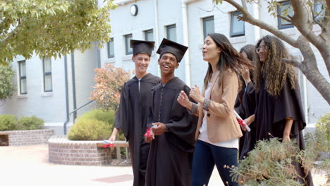 Los-Graduados-Celebran-Afuera-Del-Edificio-De-Una-Escuela-Secundaria,-Con-Espacio-Para-Copiar.