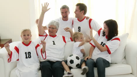 Großfamilie-Mit-Großeltern-Auf-Dem-Sofa-Beim-Fußballgucken