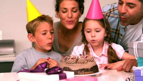 Glückliche-Familie-Feiert-Gemeinsam-Geburtstag