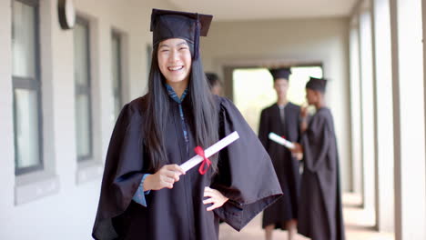 Asiatisches-Mädchen-In-Abschlusskleidung-Strahlt-Vor-Stolz,-Mit-Kopierraum