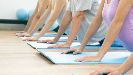 Yoga-Klasse-Auf-Matten-Liegend-In-Der-Kobra-Pose
