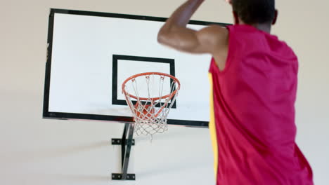 Un-Hombre-Afroamericano-De-Mediana-Edad-Está-Lanzando-Una-Pelota-De-Baloncesto