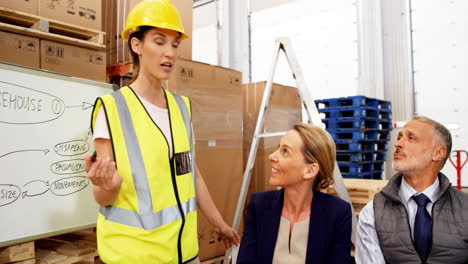 Warehouse-worker-doing-a-briefing-with-colleagues