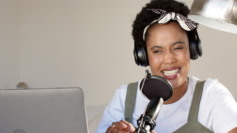 Afroamerikanische-Frau-Macht-Podcasts-Mit-Einem-Mikrofon-Zu-Hause