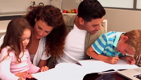 Parents-colouring-with-their-children-at-the-table