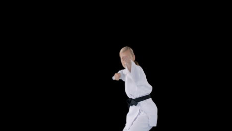 Sportliche-Frau-Praktiziert-Karate