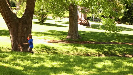 Niño-Jugando-Con-Avión-De-Juguete