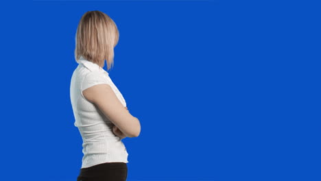 Blue-screen-woman-with-a-mobile