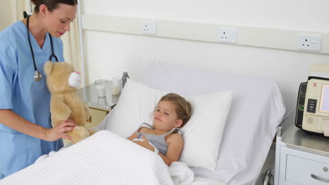 Krankenschwester-Versucht,-Ein-Krankes-Kleines-Mädchen-Aufzumuntern