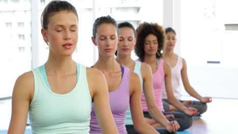 Yoga-Kurs-Im-Fitnessstudio