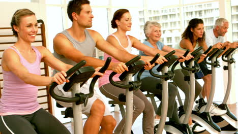 Happy-spinning-class-in-fitness-studio