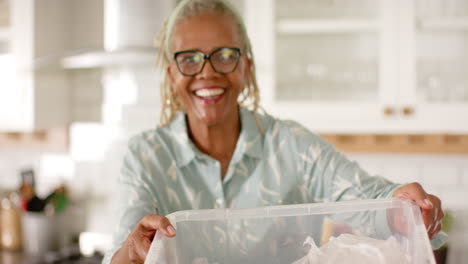 Mujer-Mayor-Afroamericana-Sosteniendo-Un-Recipiente-De-Plástico,-Sonriendo